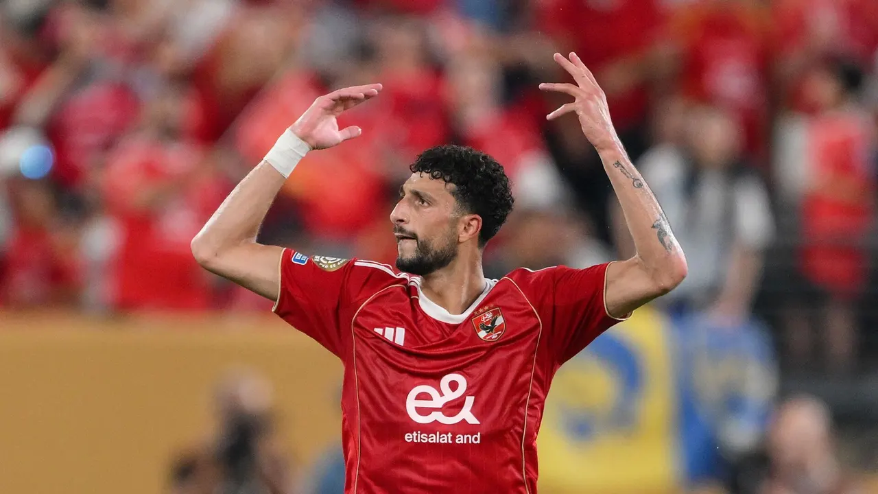 حقيقة مفاوضات بيراميدز ووسام أبو علي.. وكشف موقف اللاعب من الأهلي
